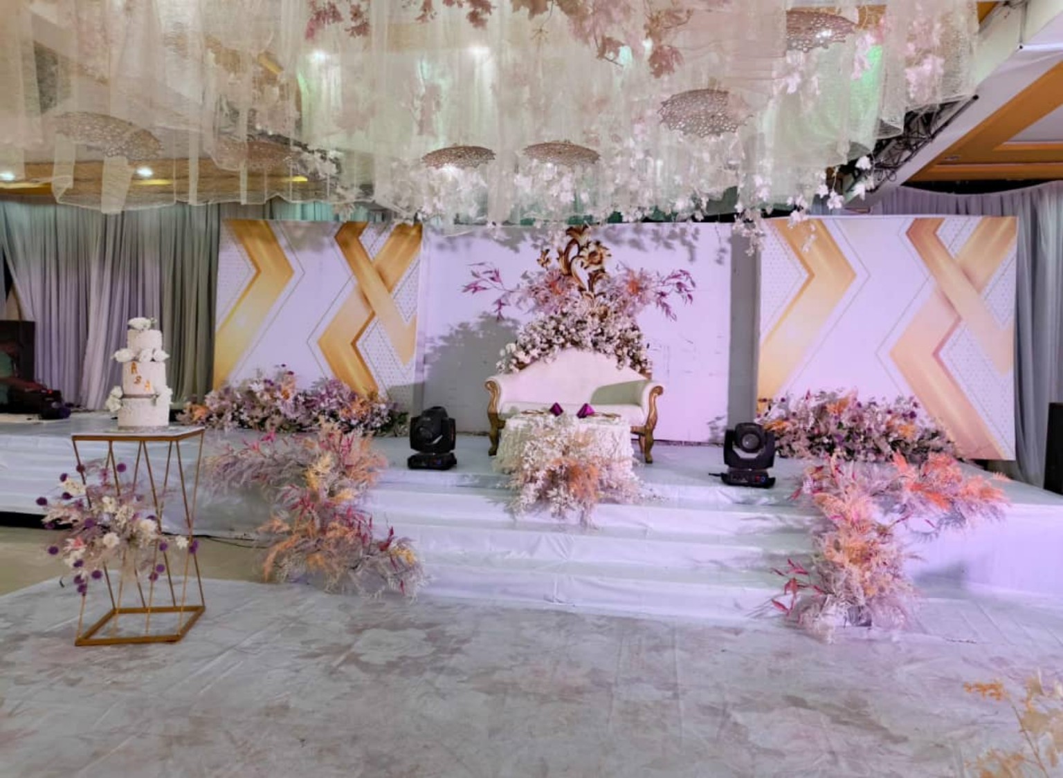 Blush wedding setting