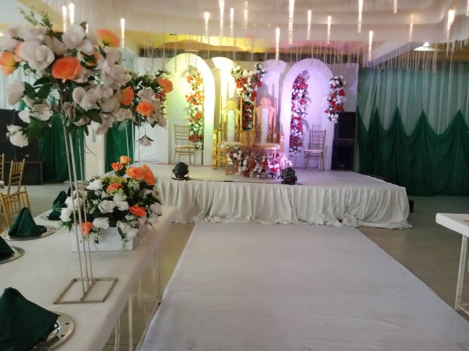 Floral aisle setting
